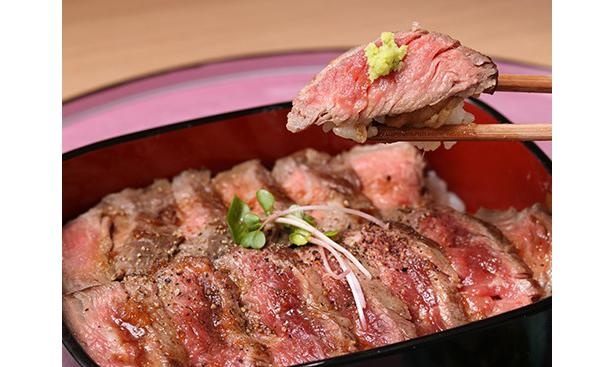 【写真】「ビフテキ重・肉飯 ロマン亭」のビフテキ重はお肉たっぷり！