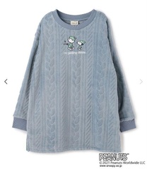 パジャマ姿のスヌーピーが描かれた「スヌーピー刺繍編み柄モコチュニック」ブルー