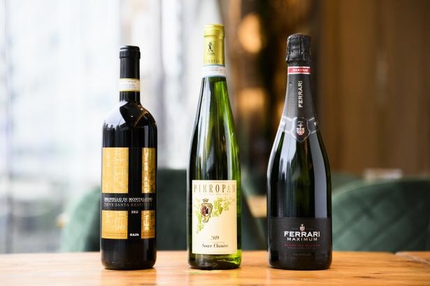 ワインはすべてイタリア産で、約48種類。左から「ブルネッロ ディ モンタルチーノ ‘16」(1万6280円)、「ソアヴェ クラシコ ’19」(5720円)、「フェラーリ マキシム ブリュット NV」(8580円/グラス1430円)