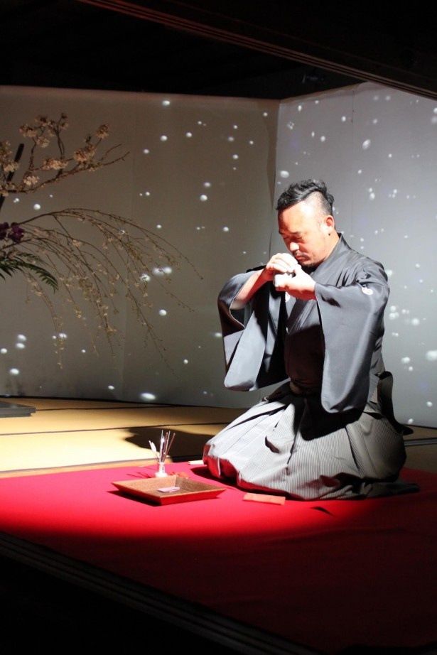 パフォーマンスをする香道　志野流　蜂谷宗苾さん