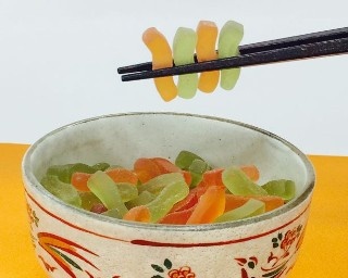 うどんのようなコシが自慢！「うどどんグミ」をミニストップで先行販売