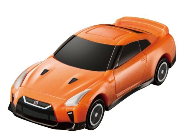 ルーフトップにあるボタンを押すとボンネットが開いてエンジン ルームが見える「日産 GT-R」