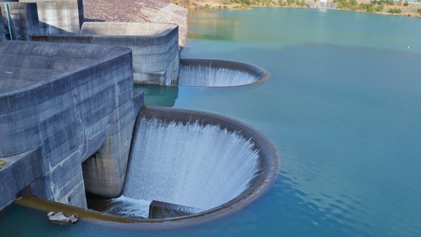 世界的にも珍しい半円形の洪水吐「青土（おおづち）ダム」（滋賀）