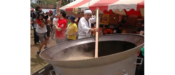 大きな鍋で作られる「八戸せんべい汁」