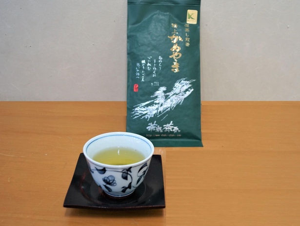 お茶の栽培に適した風土で育った上品で濃厚な味わいが特徴！茶気茶気の「特上かめやまテトラパック深蒸し煎茶」(4グラム×15個入り1080円)