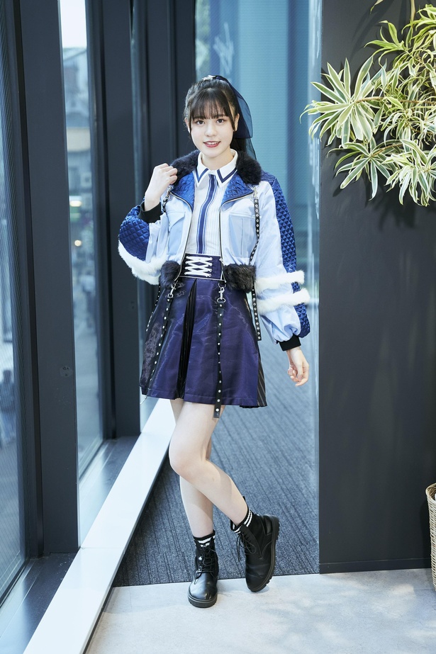 「個人的にはブルーが好きなので、これまでのなかで1、2を争うくらい好きな衣装です」(阿部)