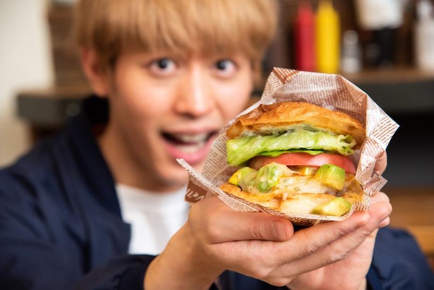 俳優・小林亮太が「Jack 37 Burger」のグルメバーガーを食レポ！