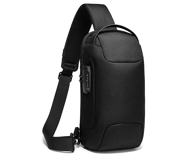 【69%OFFで3383円！Amazonセール特価】メンズボディバッグがお得！上品な光沢感が落ち着いた雰囲気を演出