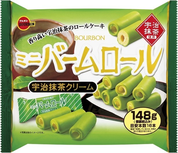 【写真を見る】ミニサイズのロールケーキを香り高い宇治抹茶クリームで包み込んだ「148gミニバームロール宇治抹茶クリーム」(参考価格・税抜350円)