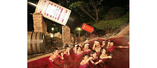 体の芯までワイン漬け!?箱根ユネッサンが“ボージョレ風呂”を解禁