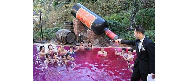 ソムリエが贅沢に投入！ボージョレ風呂※写真は昨年のもの