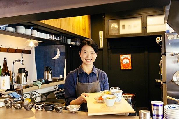 SOBA BARふくやでは、スタッフの守永江里さんが作る朝ご飯も絶品。毎朝7:30～食べられるので、まず腹ごしらえをしてから鎌倉散策に出かけよう！