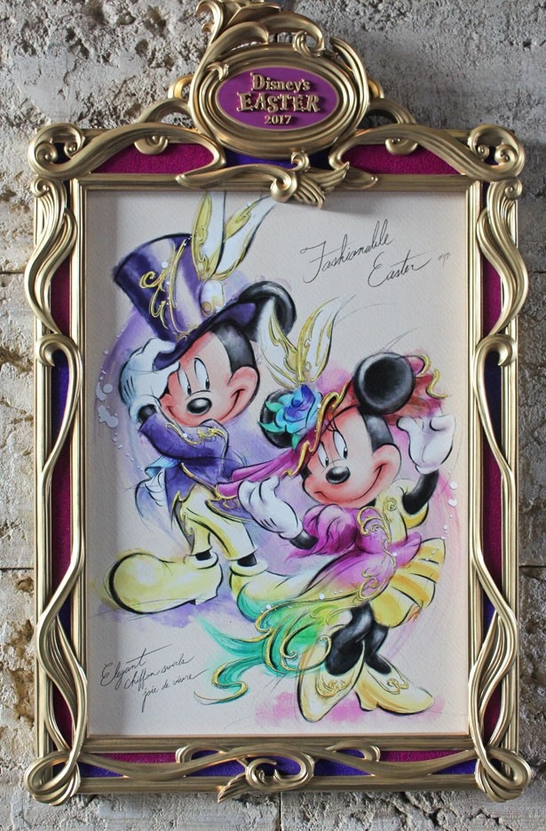 ミラコスタ通りの回廊の壁に飾られた、ミッキーマウスとミニーマウスのイラスト