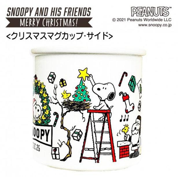 クリスマスの飾りつけを楽しむスヌーピーたち