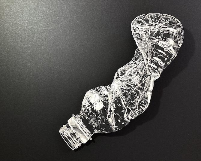 ペットボトルがもはや本物！リアルすぎる切り絵に「脳がバグる」と話題