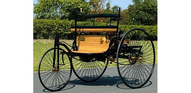 世界最初のガソリン自動車の｢ベンツ パテント モトールヴァーゲン｣(1886年、レプリカ)。世界初ガソリン自動車で世界初ドライブをしたのはベンツ夫人のベルタベンツだとか
