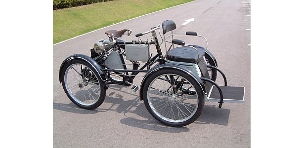 ペダルのあるガソリン自動車｢ド ディオン ブートン 1 3/4HP｣(1899年）もともと1人乗りの3輪車だったのが、2人乗りの4輪車になったのだそう。どこに乗るのかは現地で確認を