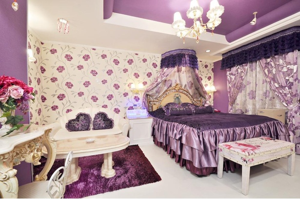 心斎橋店303号室は紫を基調としたゴシックな空間。女子会宿泊1名5500円～(2～6名利用可)。天蓋カーテンは「お姫様気分を味わえる」と評判だ