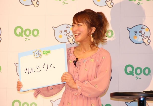 クイズに正解し、笑顔を見せる辻希美
