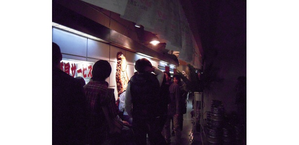 暗くて見づらいかもしれないが、店の前の行列