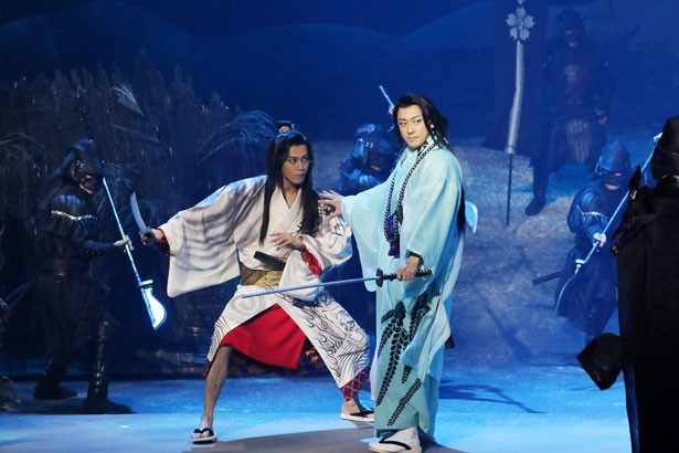 山本耕史(写真右)が演じるのは無界屋蘭兵衛。「野心に生きるは遅すぎる。女に生きるはうぶすぎる。夢に生きるは切なすぎる」