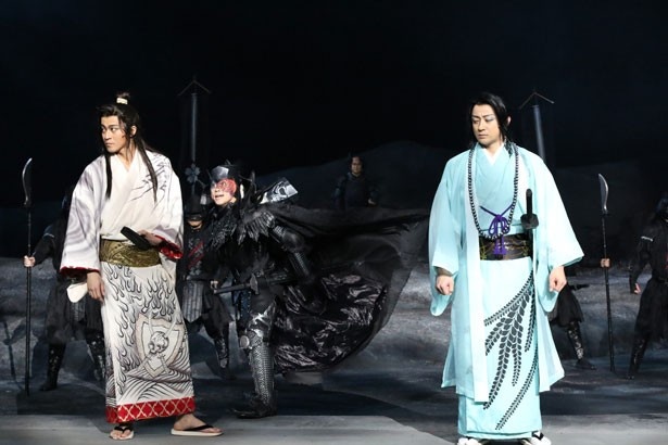 奇なる縁に結ばれた、捨之介（小栗）、天魔王（成河）、蘭兵衛（山本）