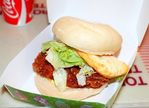 【写真を見る】ジューシーなチキンの竜田揚げがポイント！