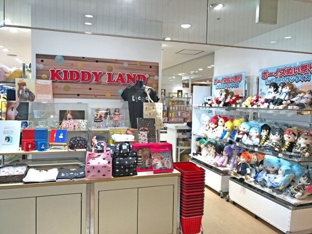 キデイランドエスト店は、幅広い大人の女性に支持されているアニメやコミックのキャラクター商品を取り扱う