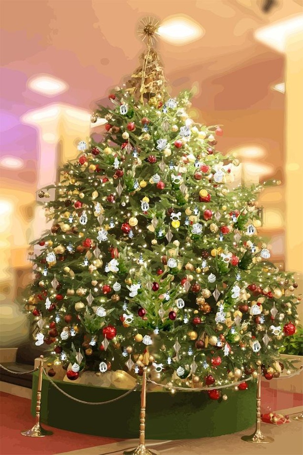 オーナメントをふんだんにあしらったクリスマスツリー ※写真は2020年のもの