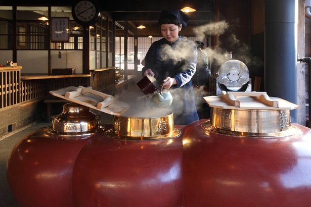 赤福本店店頭の竈で、沸かしたお湯で番茶を淹れる