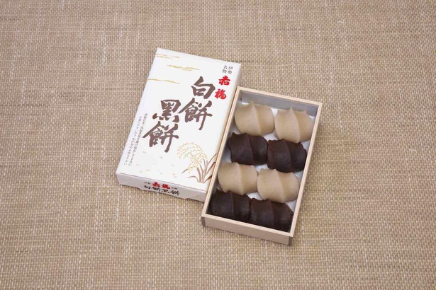 赤福の新商品「白餅黑餅」(1000円/8個入)。黒は生まれたての純朴なものの象徴、白は清らかで洗練されたものの象徴