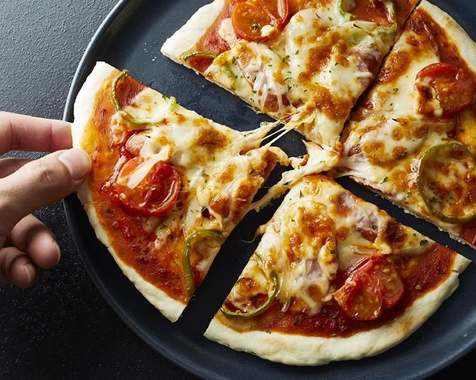 発酵不要で袋の中でこねるだけ！超簡単「手ごねピザ」の作り方