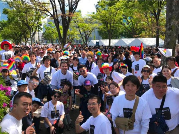レインボーパレードの参加者はチェリオの社員だけでなくドリンクのファンも多いんだとか(東京レインボープライド2019年の様子)