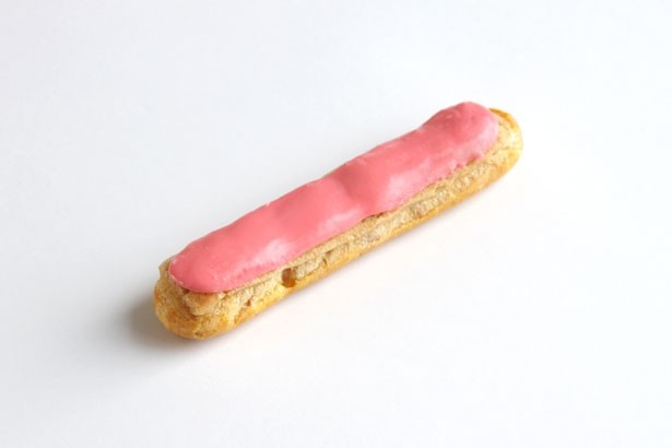 甘酸っぱくフルーティーなフランボワーズのクリームが絶品！「エクレアフランボワーズ」(400円)