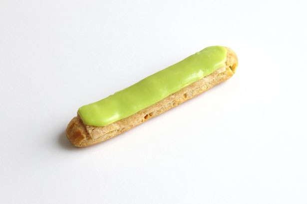 鮮やかなグリーンが見た目にも春らしい「エクレアピスタチオ」(400円)