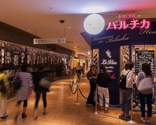 【大阪観光】関西と海外の人気店が集結！バル感覚の地下もおもろいグルメな「ルクア」