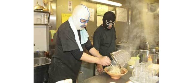 どの角度から見ても怪しい覆面2人組