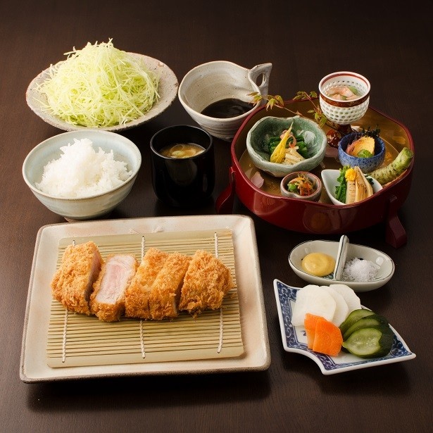 【写真を見る】「とんかつ」(ランチ/ディナー)