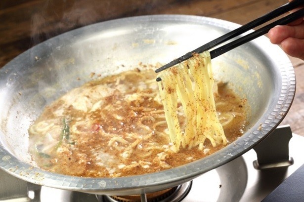 【写真を見る】〆の「ごま塩坦々麺」