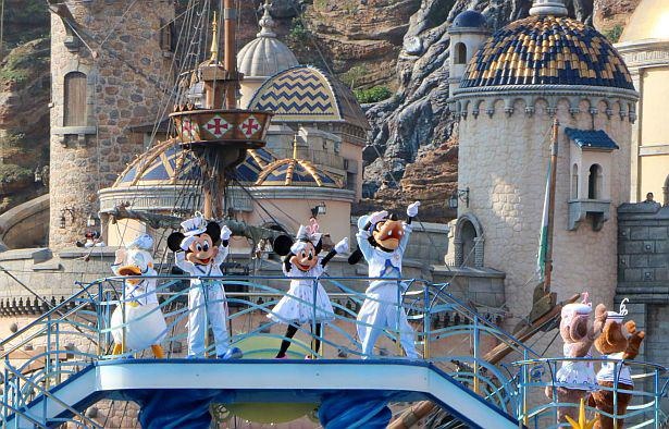 東京ディズニーシーで20周年記念の水上グリーティングを公演中！“幸せのポーズ”でダンスしよう｜ウォーカープラス