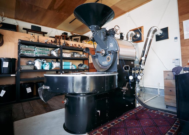 【写真】「3 CEDARS COFFEE Roastery」で目を引く焙煎機、PROBAT UG22