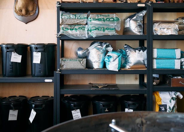 「3 CEDARS COFFEE Roastery」は焙煎所を兼ねた店舗で、ガレージ感がある