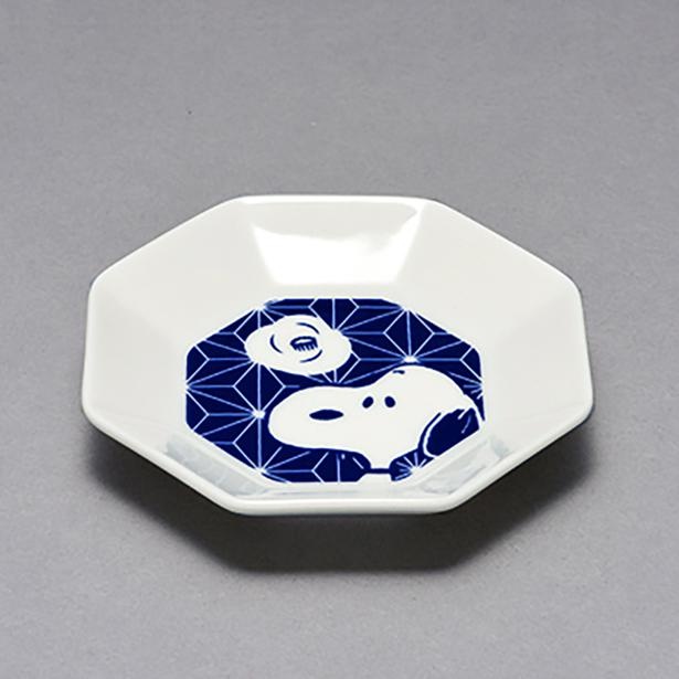 麻の葉模様に椿の花をあしらった八角形の豆皿。子供ウケも良さそう