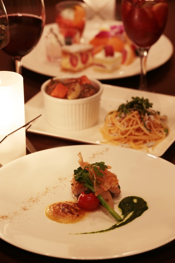 お酒と共にパスタをはじめとする料理も堪能しよう！