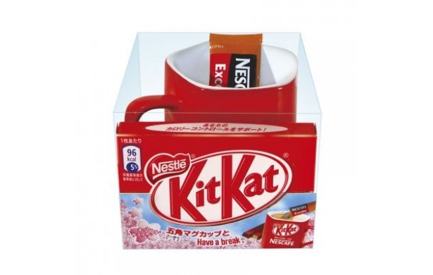 「ネスカフェ」とコラボしたこんなデザイン菓子も！　五角形マグカップセット(210円)