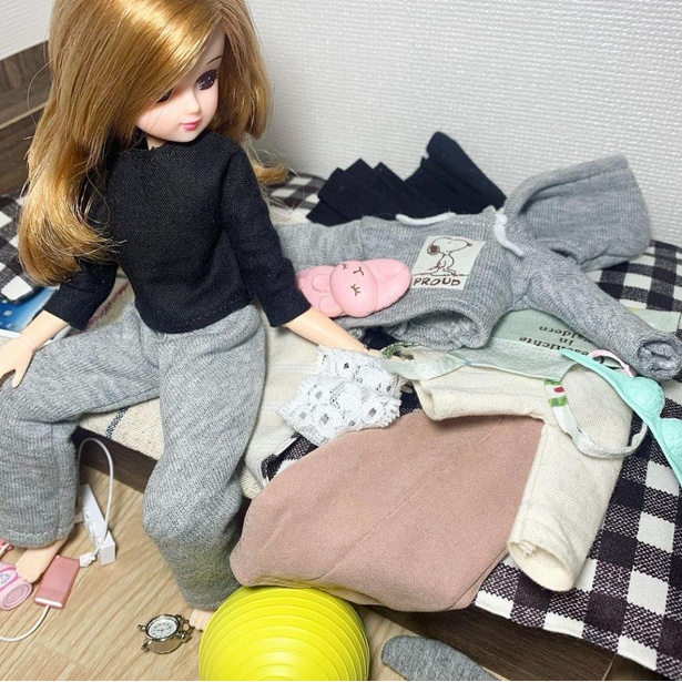 なぜかベッドの端には脱いだ洋服が溜まっていく…