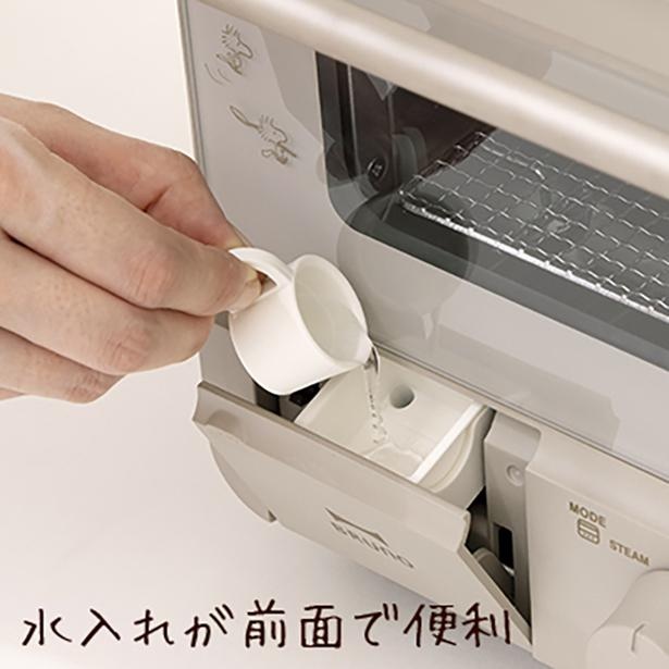 付属の吸水コップから給水口に水を注いだら、スチームモードの準備は完了
