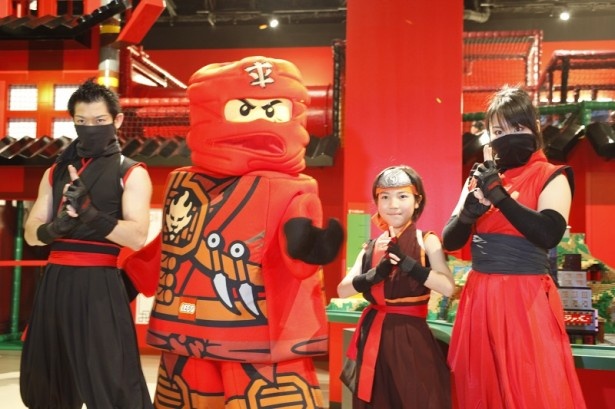 新アトラクションOPEN記念イベント「忍者がやってくる！」で参上する黒影とオリジナルレゴニンジャ、ちび影、赤影（写真左から）