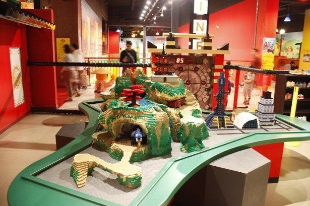 アトラクション内には、「レゴニンジャゴー」の世界がレゴブロックによっても再現されている