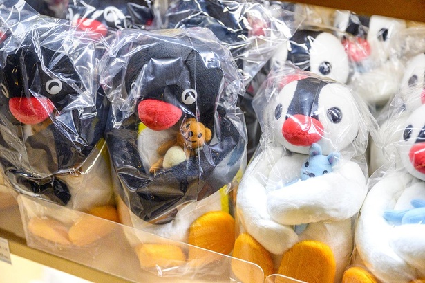 写真左から「Pingu 40th ぬいぐるみ ピングーとくま」(4400円) 、「Pingu 40th ぬいぐるみ ピンガとうさぎ」(3960円)